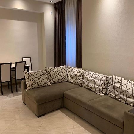 Apartment Three Bedroom In Saburtalo Tbilisi Bagian luar foto